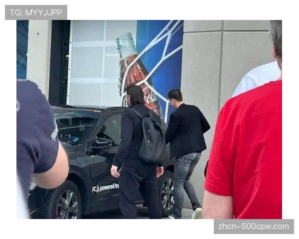 德甲俱乐部开放日，数千名小球迷进入基地与球员互动